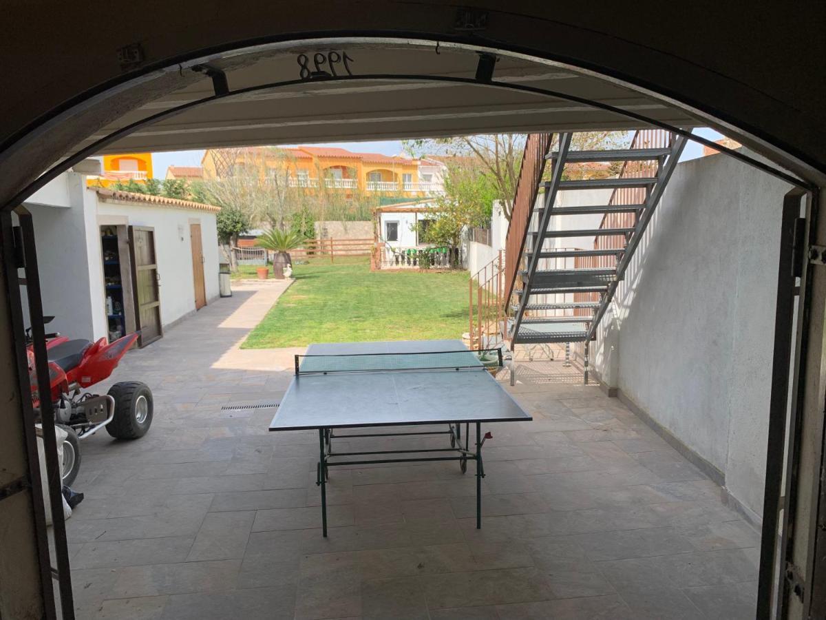 Newly Renovated Large Villa With Garden กัสเตโย เดมปูเรียส ภายนอก รูปภาพ