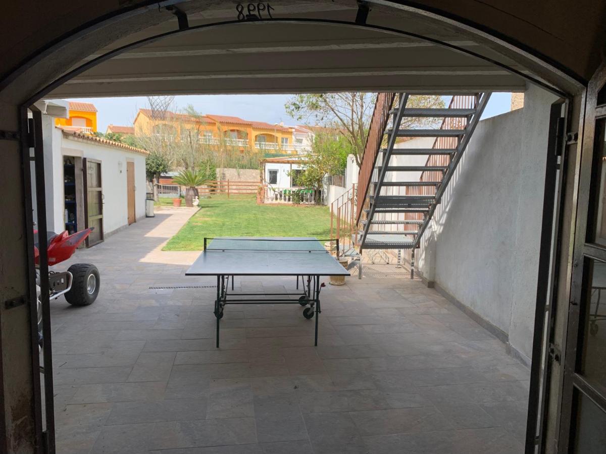 Newly Renovated Large Villa With Garden กัสเตโย เดมปูเรียส ภายนอก รูปภาพ