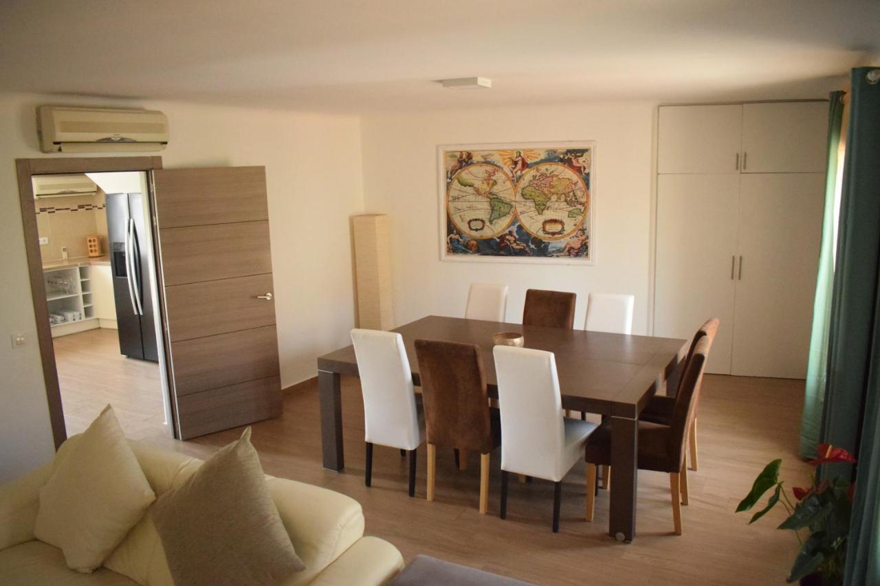 Newly Renovated Large Villa With Garden กัสเตโย เดมปูเรียส ภายนอก รูปภาพ