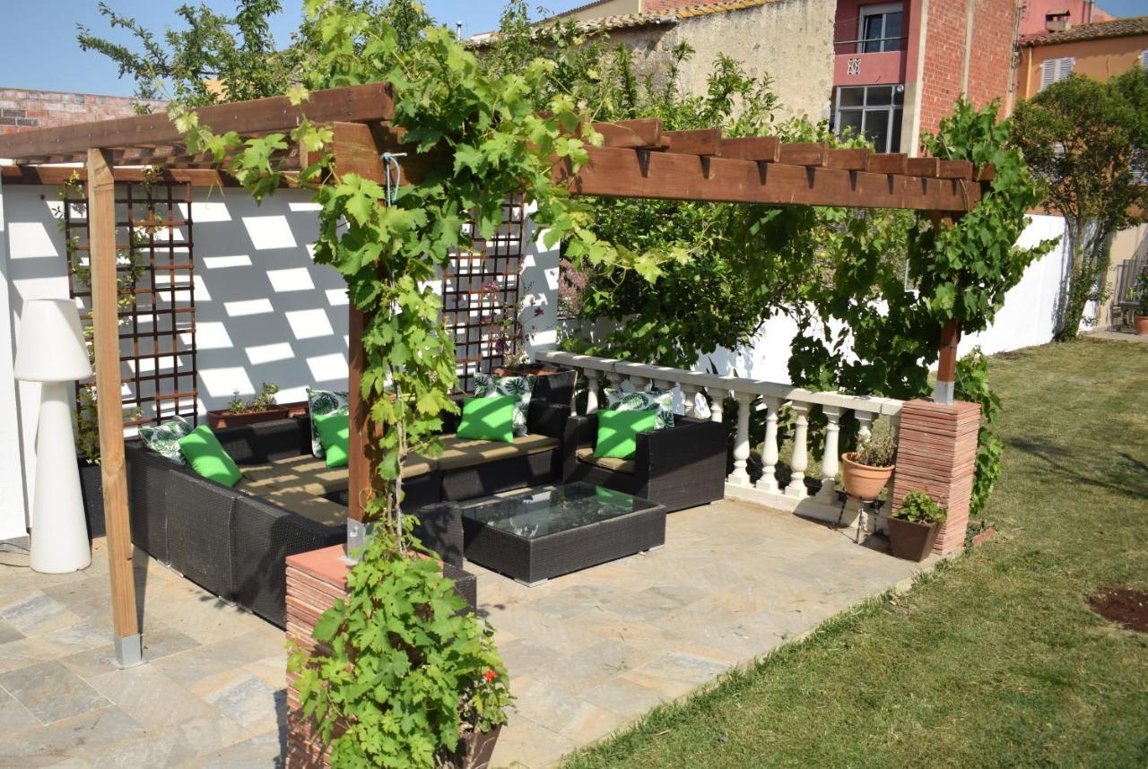 Newly Renovated Large Villa With Garden กัสเตโย เดมปูเรียส ภายนอก รูปภาพ