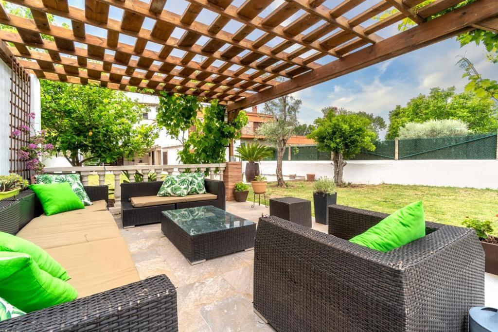 Newly Renovated Large Villa With Garden กัสเตโย เดมปูเรียส ภายนอก รูปภาพ