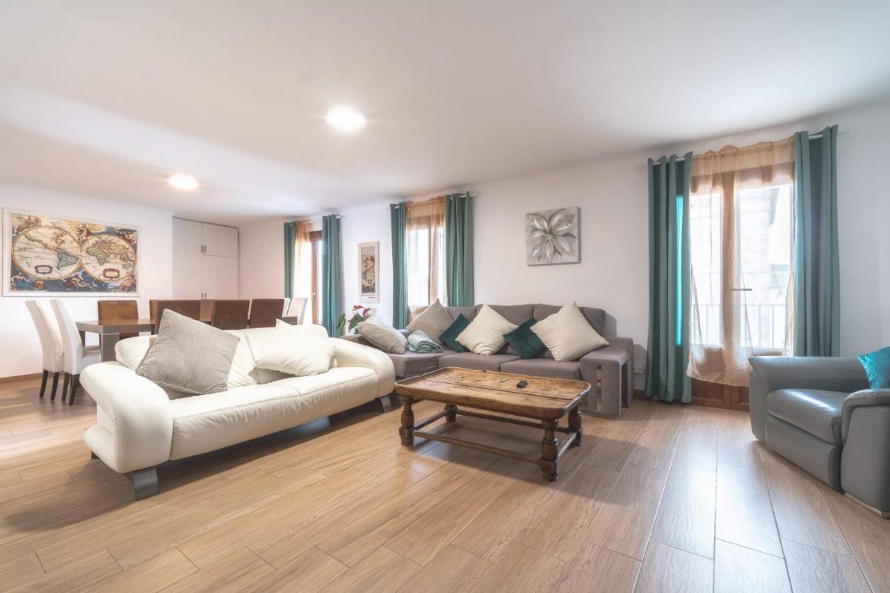 Newly Renovated Large Villa With Garden กัสเตโย เดมปูเรียส ภายนอก รูปภาพ
