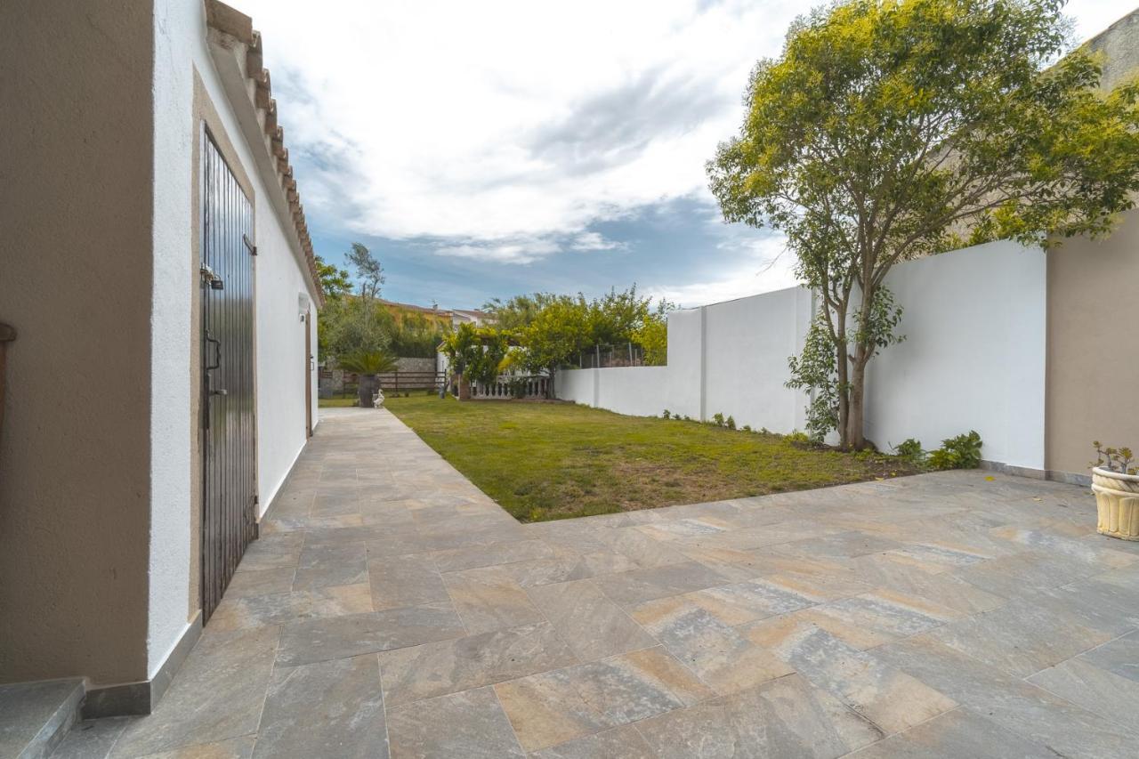 Newly Renovated Large Villa With Garden กัสเตโย เดมปูเรียส ภายนอก รูปภาพ