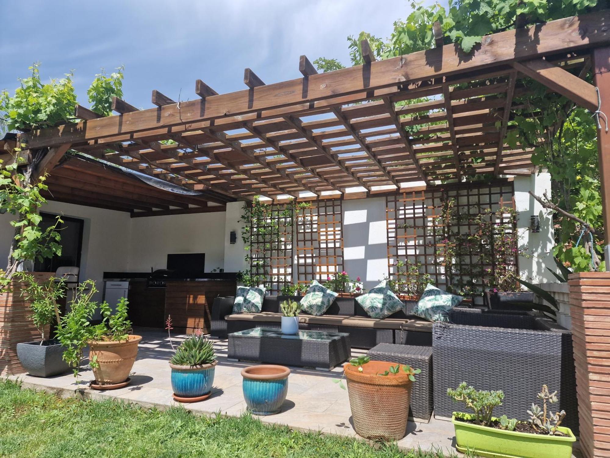 Newly Renovated Large Villa With Garden กัสเตโย เดมปูเรียส ภายนอก รูปภาพ
