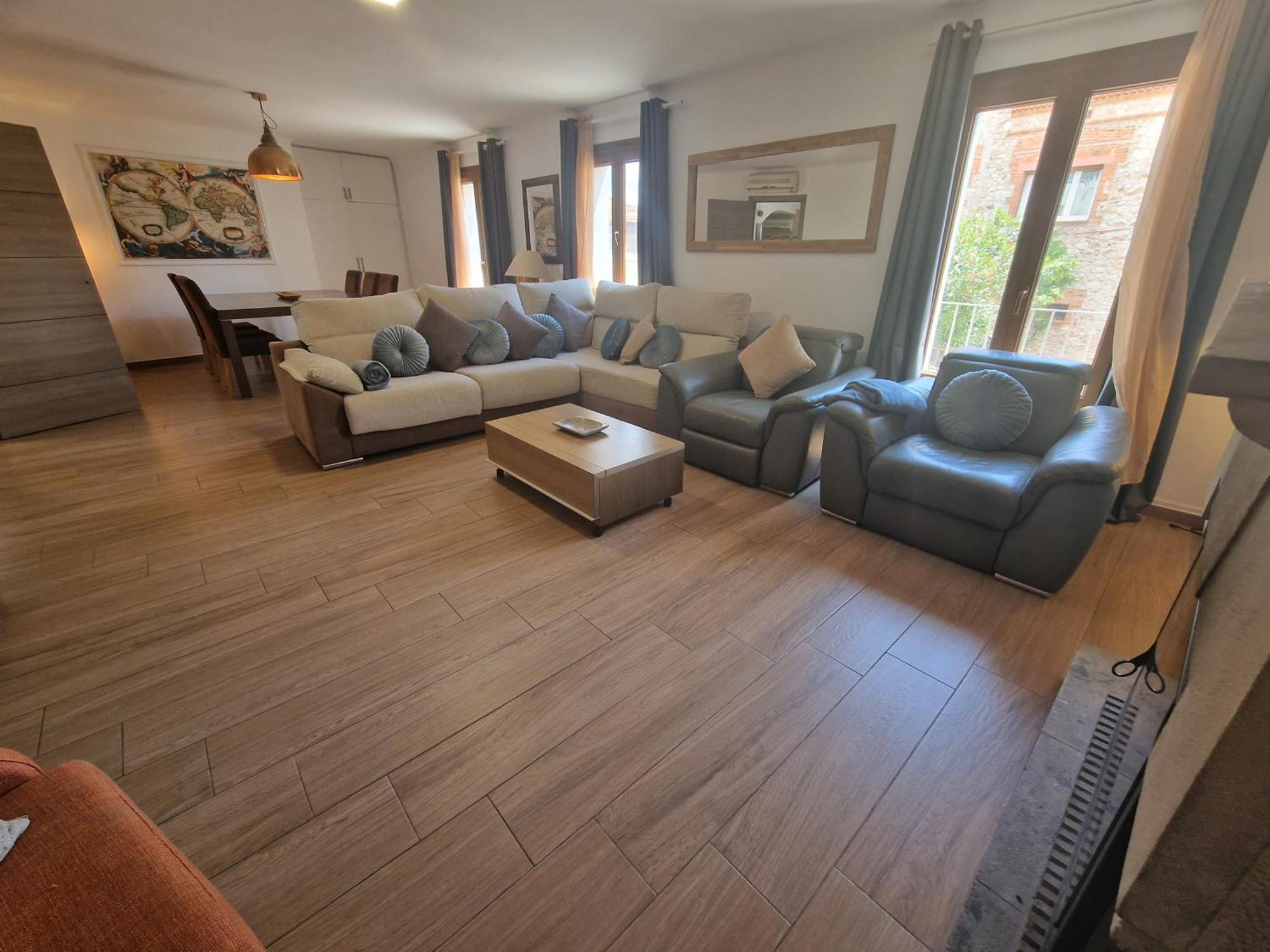 Newly Renovated Large Villa With Garden กัสเตโย เดมปูเรียส ภายนอก รูปภาพ