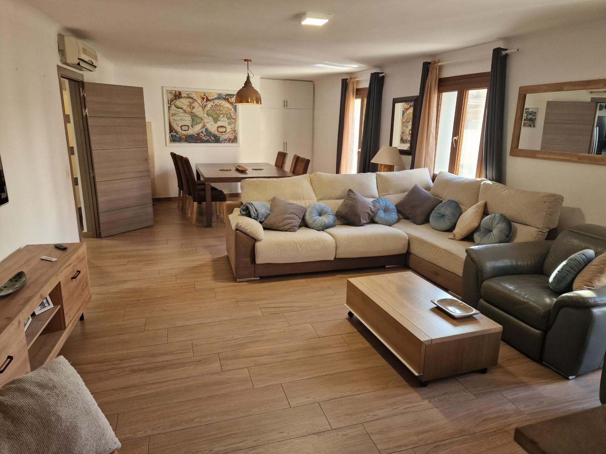 Newly Renovated Large Villa With Garden กัสเตโย เดมปูเรียส ภายนอก รูปภาพ